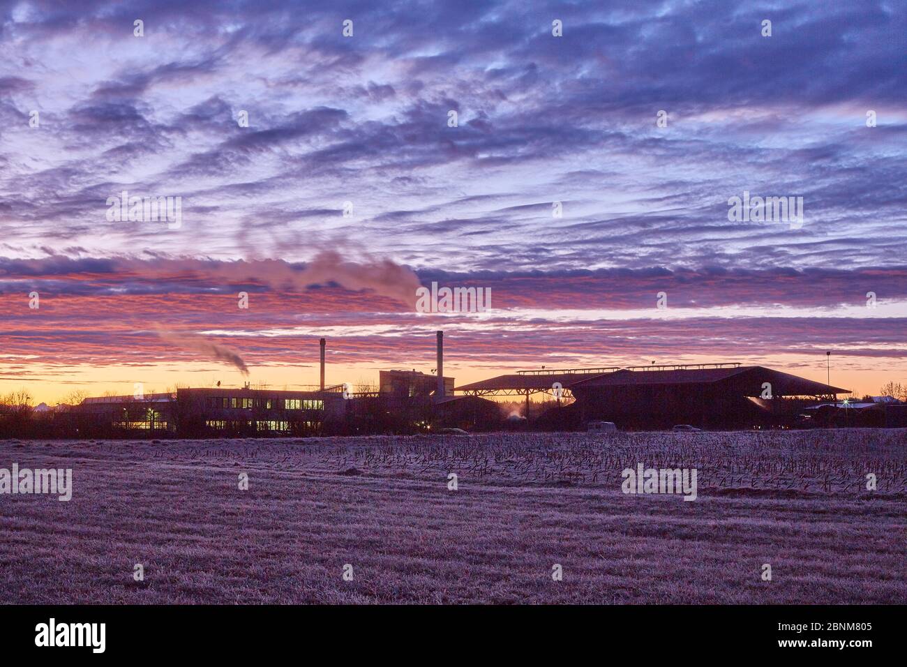 Usine industrielle, ciel coloré, hiver, Banque D'Images