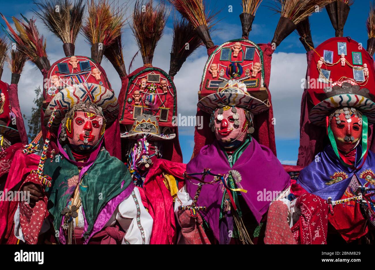 Les Indiens Salasaca dans masques traditionnels et des coiffures, la célébration de l'Inti Raymi festival - ou fête du Soleil, Salasaca, Andes, Ecuad Banque D'Images