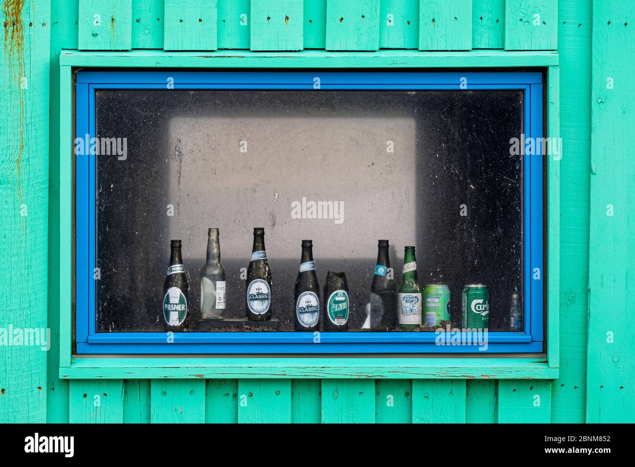 Fenêtre de graduation avec bouteilles de bière vides. Banque D'Images