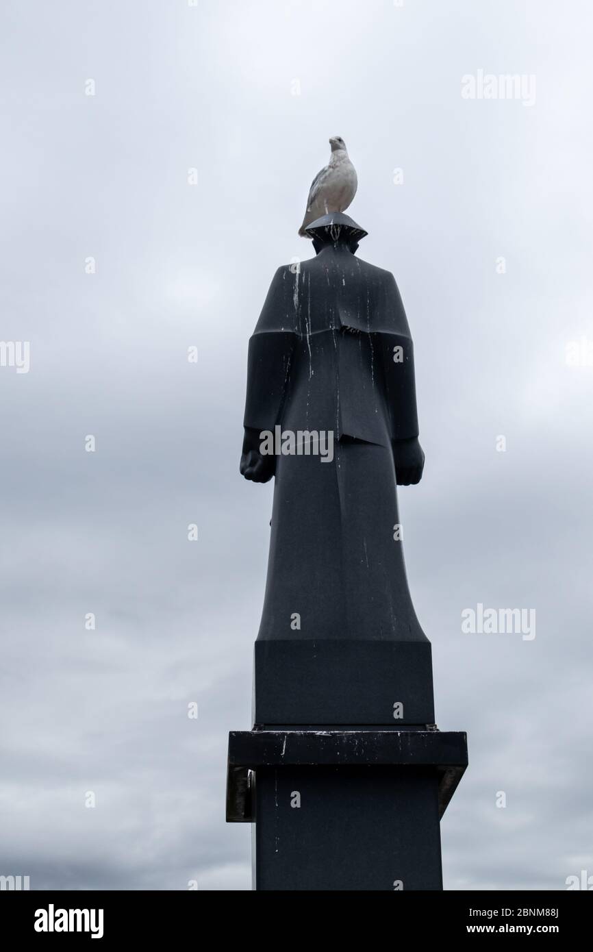 Monument commémoratif de la statue de Leif Larsen de l'arrière avec mouette sur sa tête. Jetée à Bryggen, Bergen havn, Norvège Banque D'Images