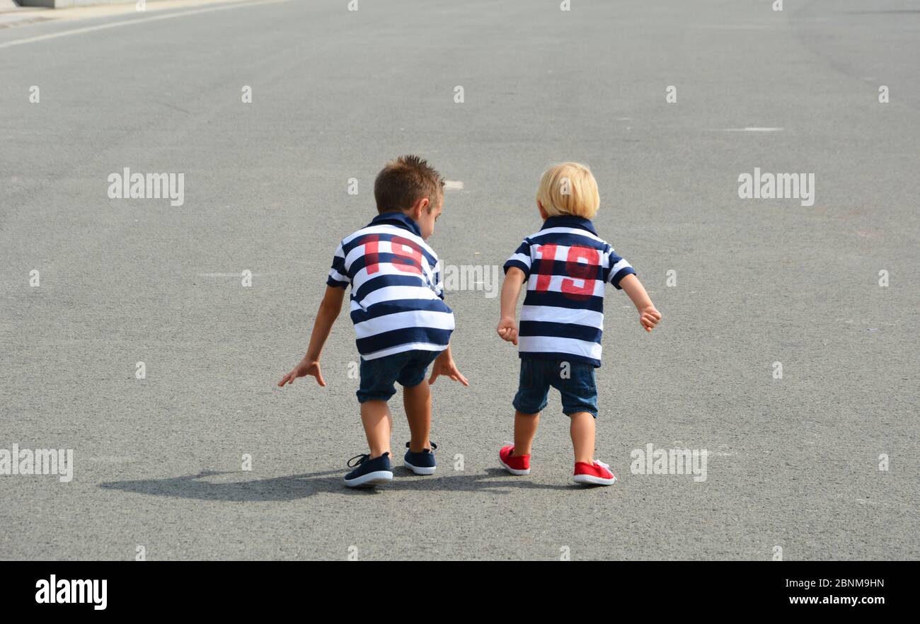 Les enfants se préparent à une course de rue amusante. Amitié et amour Banque D'Images