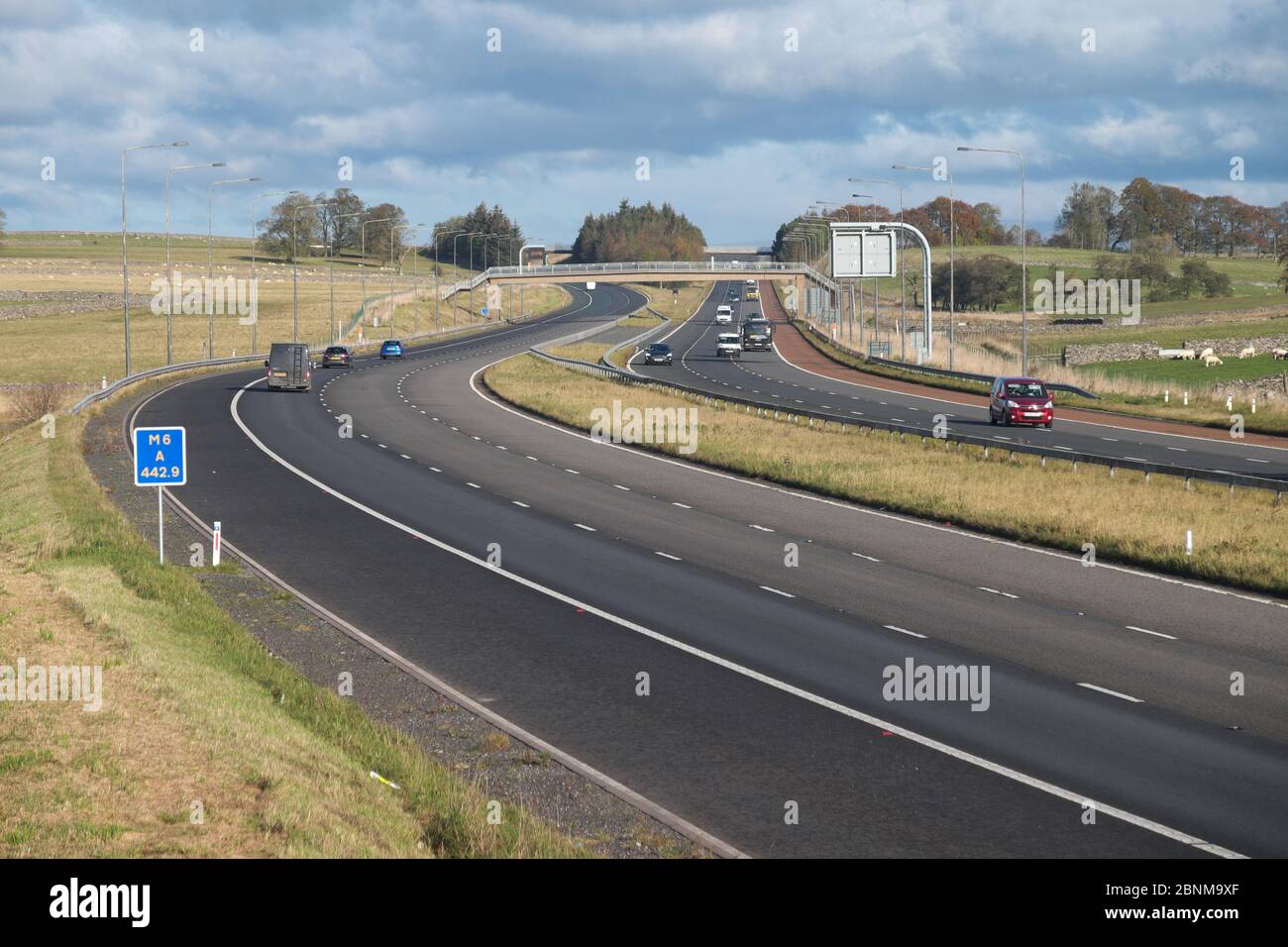 Feu sur l'autoroute M6 près de Shap à Cumbria. Prise de la route de la côte de Wainwright à la longue distance de marche de la côte Banque D'Images