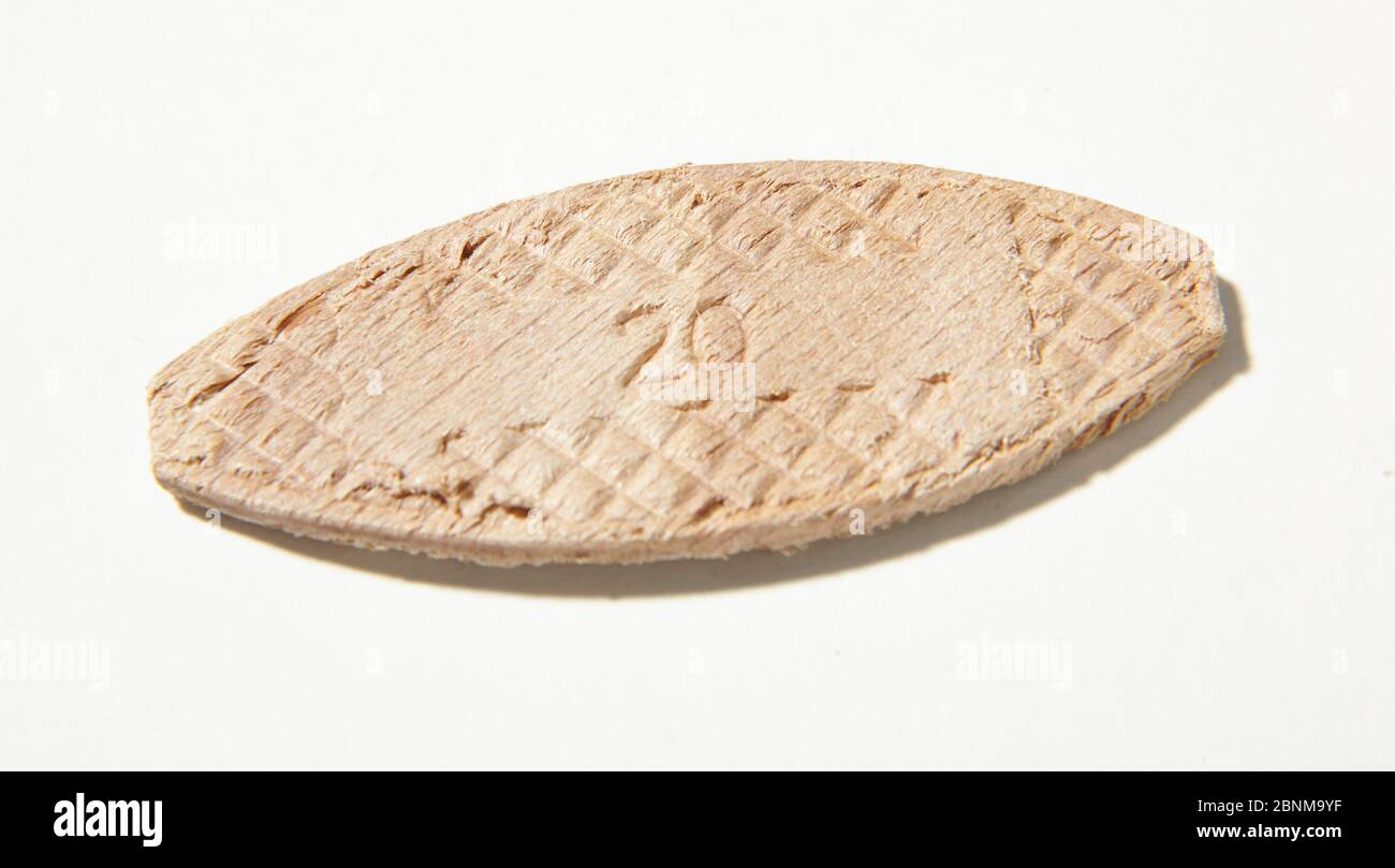 Construction d'une étagère en bois, production de bricolage, étape par étape, photo de matériau, cheville de lamello, cheville plate pour collage stable du bois, planches et panneaux en bois, utilisation dans la construction de meubles Banque D'Images