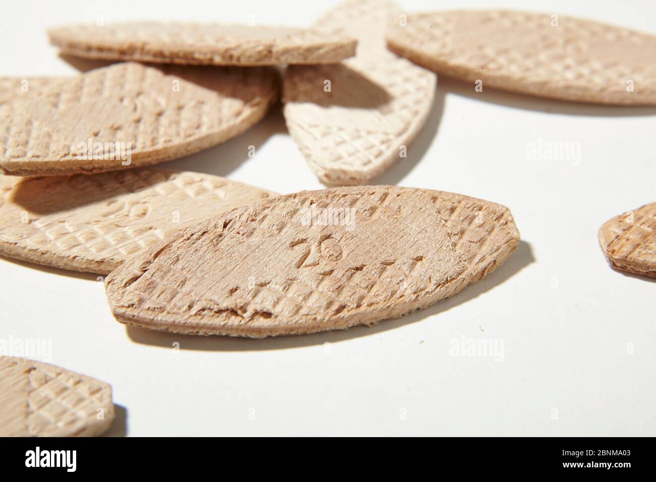 Construction d'une étagère en bois, production de bricolage, étape par étape, photo de matériau, cheville de lamello, cheville plate pour collage stable du bois, planches et panneaux en bois, utilisation dans la construction de meubles Banque D'Images