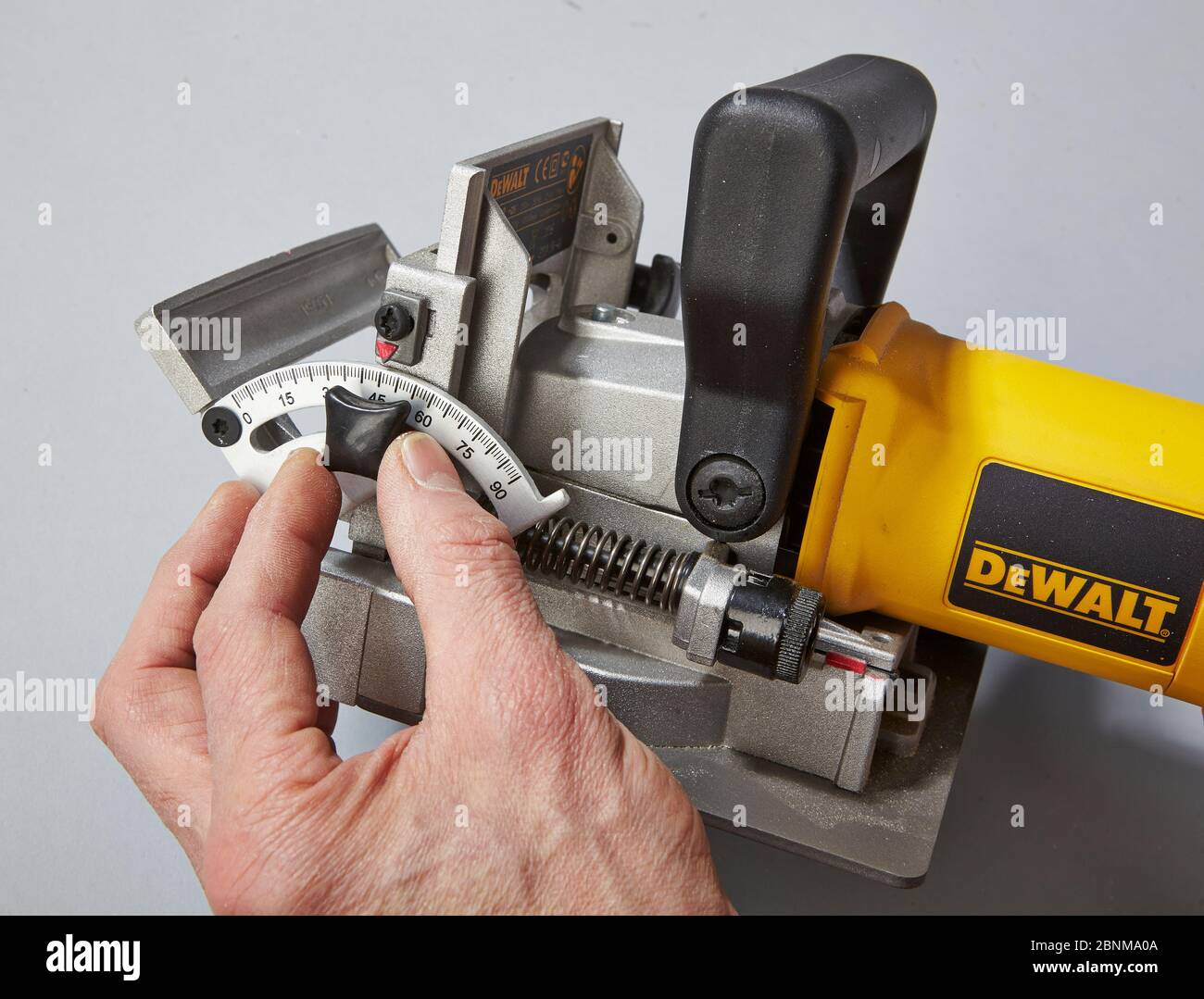 Construction d'une étagère en bois, production de bricolage, étape par étape, détail: Réglage de l'angle correct de 45 degrés sur le goujon plat du routeur Banque D'Images