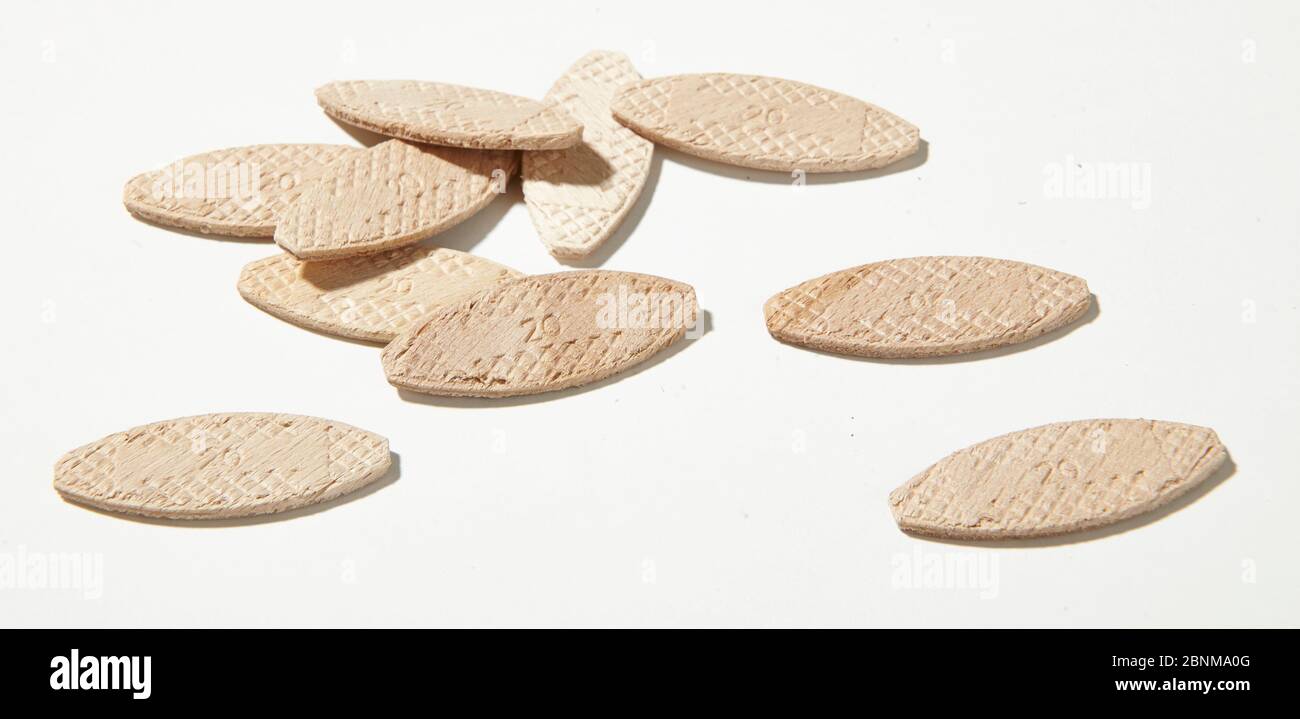 Construction d'une étagère en bois, production de bricolage, étape par étape, photo de matériau, cheville de lamello, cheville plate pour collage stable du bois, planches et panneaux en bois, utilisation dans la construction de meubles Banque D'Images