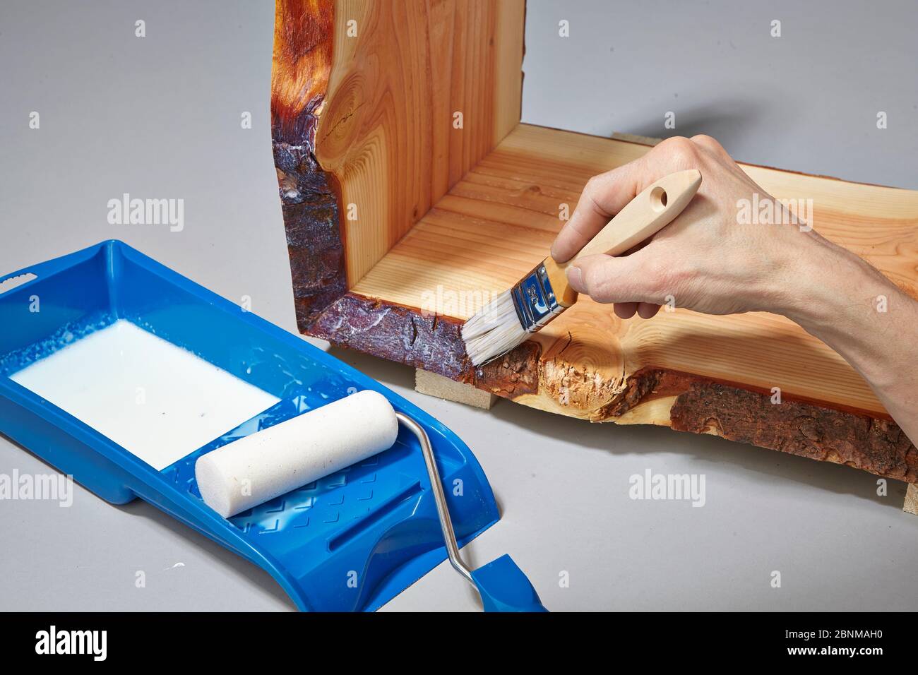 Construire une étagère en bois, faire-soi-même production, étape par étape,  étape 17d peinture le mobilier collé fini avec de la peinture acrylique  soluble dans l'eau, d'abord peindre les coins avec un pinceau,