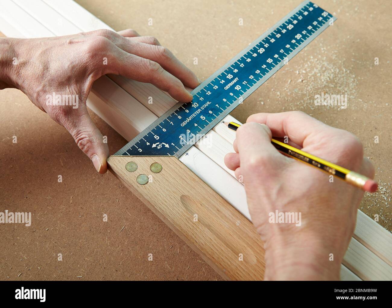 Bricolage mur conception 02, étape par étape faire-il-vous production, diverses zones de couleur turquoise séparées par des bandes de bois blanc, étape 07: Marquez les points de fixation avec un angle de menuisier et un crayon Banque D'Images