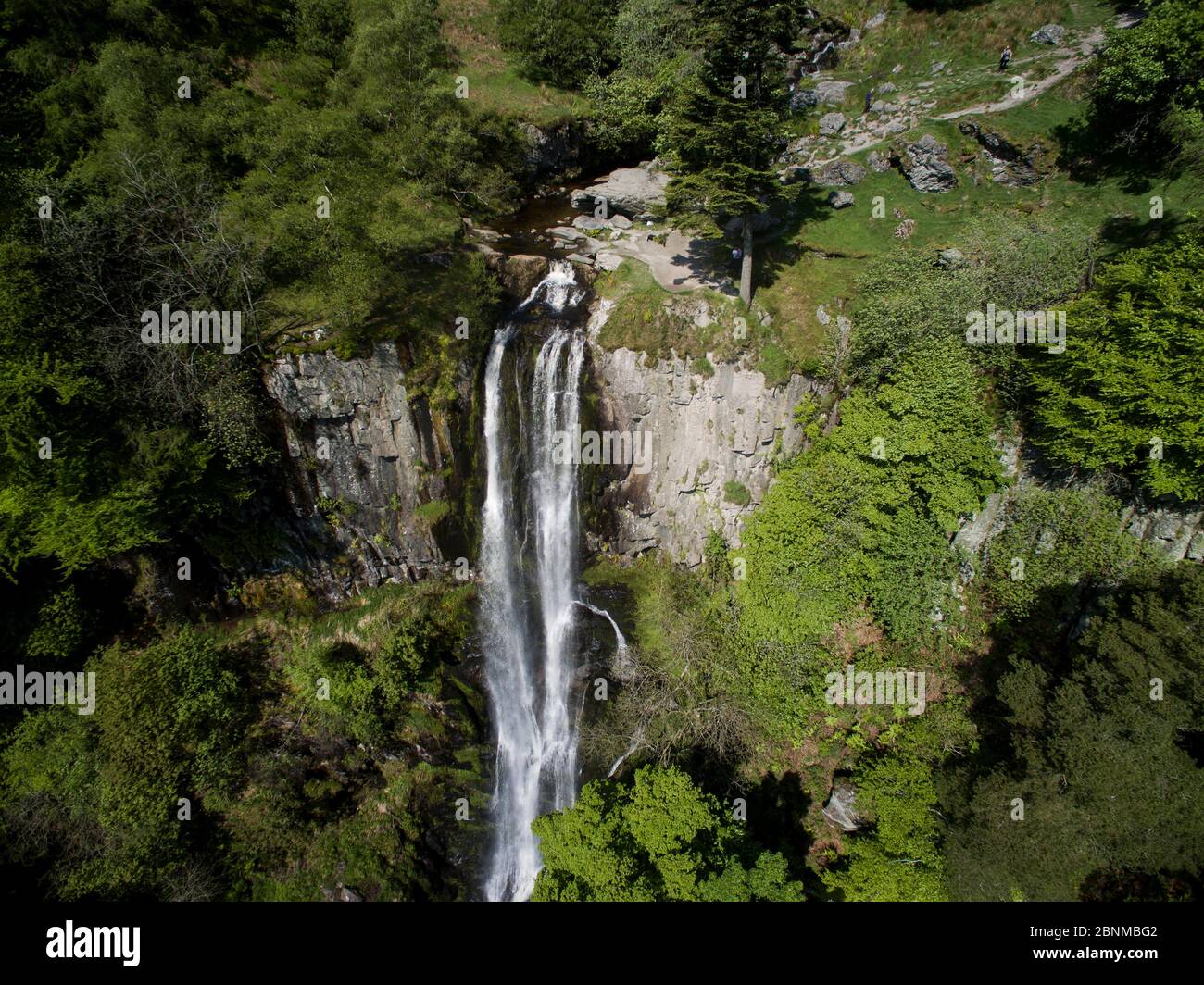Pistyll Rhaeadr, la cascade située à quelques milles du village de Llanrhaeadr-ym-Mochnant en Powys, Pays de Galles, Royaume-Uni. La rivière Afon / Disgynfa falls 73m Banque D'Images Pistyll Rhaeadr, la cascade située à quelques milles du village de Llanrhaeadr-ym-Mochnant en Powys, Pays de Galles, Royaume-Uni. La rivière Afon / Disgynfa falls 73m Banque D'Images