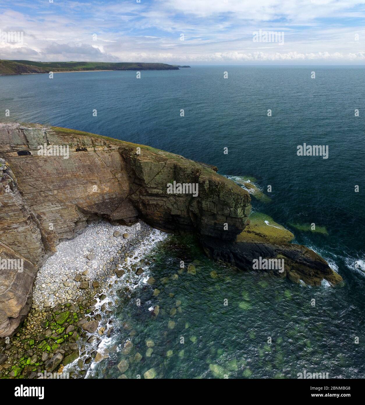 Vue aérienne de la pointe de Wylfa et Ceiriad * 1963 : ouverture intégrale de Porth, près de Abersoch, au nord du Pays de Galles, Royaume-Uni. Les falaises sont faites de roches sédimentaires de l'Ordovicien. Banque D'Images