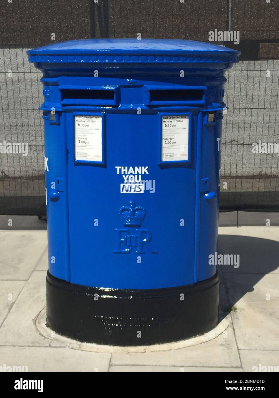 Londres, Royaume-Uni - 09/05/2020: Boîte postale bleue NHS « merci » à l'extérieur de l'hôpital St Thomas de Londres, où Boris Johnson a été soigné. Les autres sont à Manchester, Edimbourg et Belfast 5 au total Banque D'Images