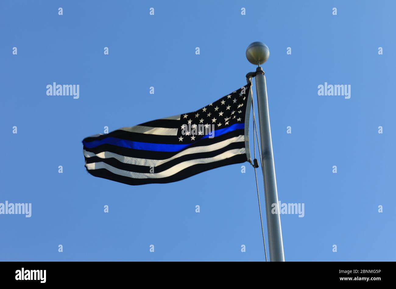 Drapeau bleu fin sur un ciel clair (mémorial de la police) Banque D'Images