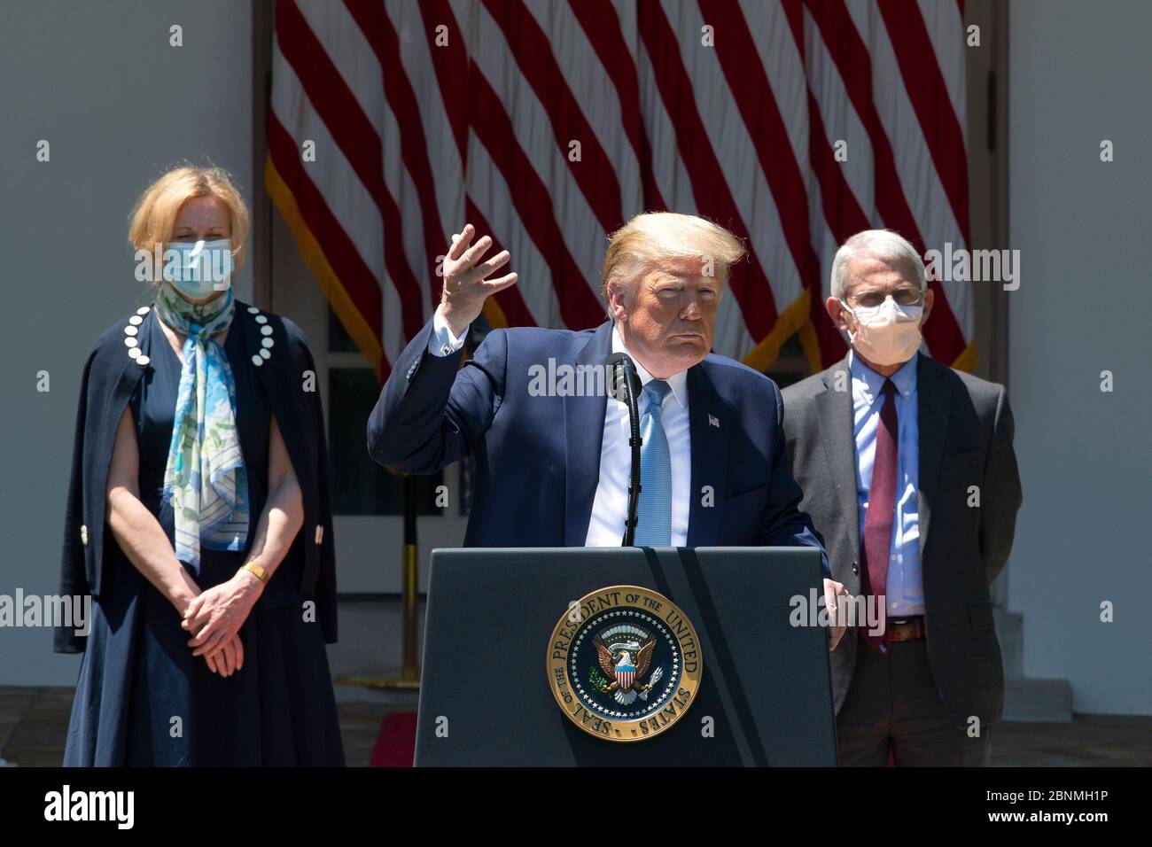 Washington, États-Unis d'Amérique. 15 mai 2020. Le président des États-Unis Donald J. Trump fait des gestes pour qu'un journaliste s'exprime plus fort tout en répondant à des questions lors d'une conférence de presse sur les développements du vaccin contre le coronavirus dans le Rose Garden de la Maison Blanche à Washington, DC, États-Unis, le vendredi 15 mai 2020. Credit: Stefani Reynolds/CNP | usage dans le monde crédit: dpa/Alay Live News Banque D'Images