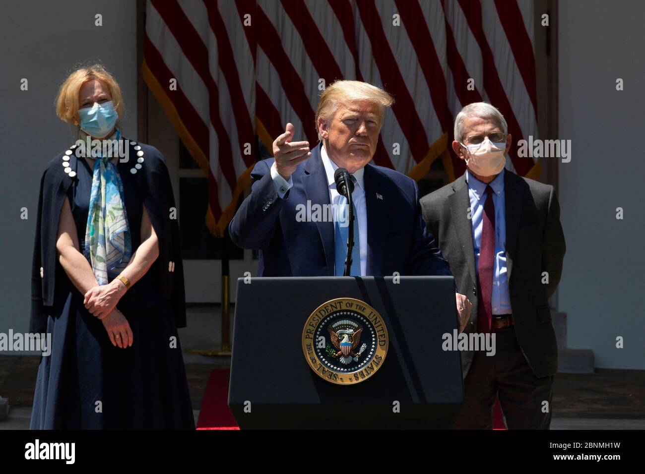 Washington, États-Unis d'Amérique. 15 mai 2020. Le président des États-Unis Donald J. Trump fait des gestes pour qu'un journaliste s'exprime plus fort tout en répondant à des questions lors d'une conférence de presse sur les développements du vaccin contre le coronavirus dans le Rose Garden de la Maison Blanche à Washington, DC, États-Unis, le vendredi 15 mai 2020. Credit: Stefani Reynolds/CNP | usage dans le monde crédit: dpa/Alay Live News Banque D'Images