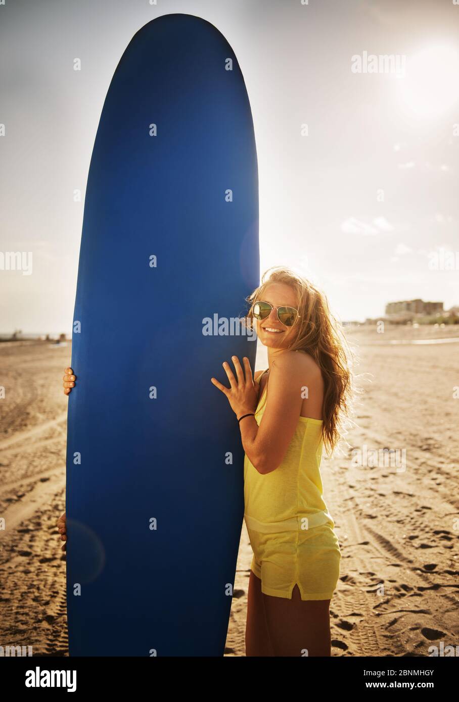 femme sur la plage avec surf Banque D'Images