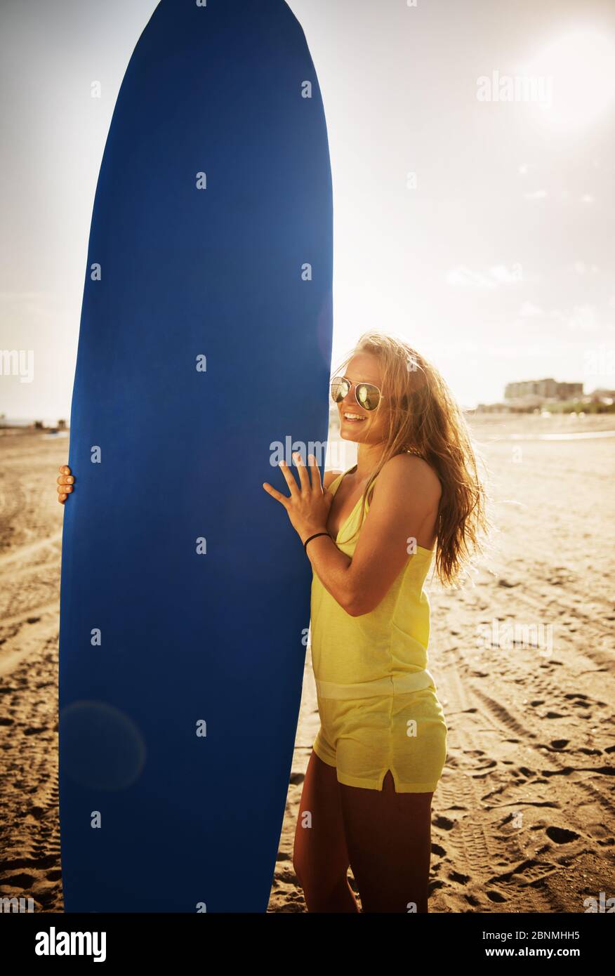 femme sur la plage avec surf Banque D'Images