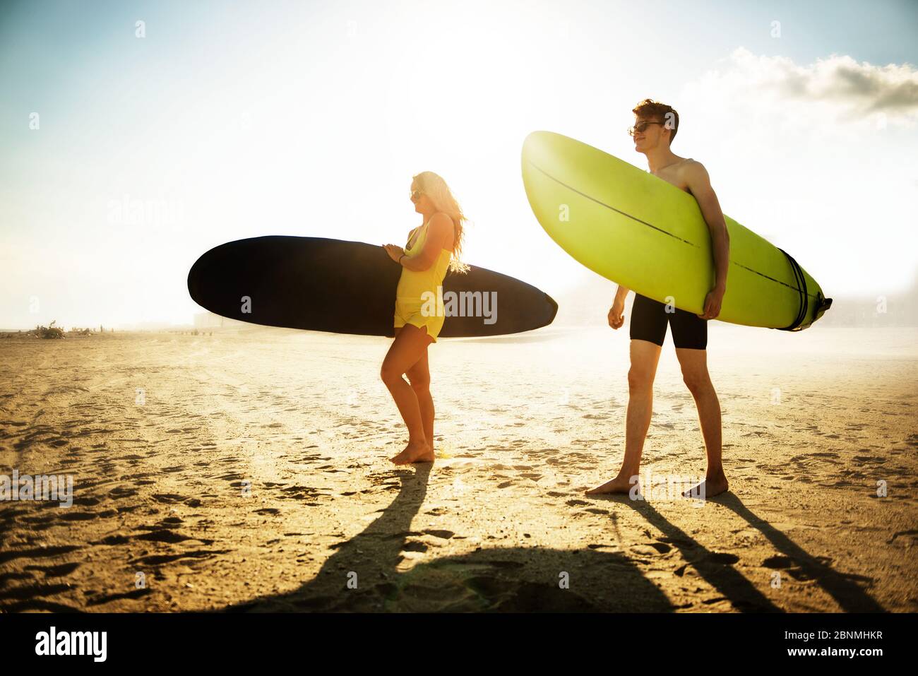 Les surfeurs sur la plage Banque D'Images