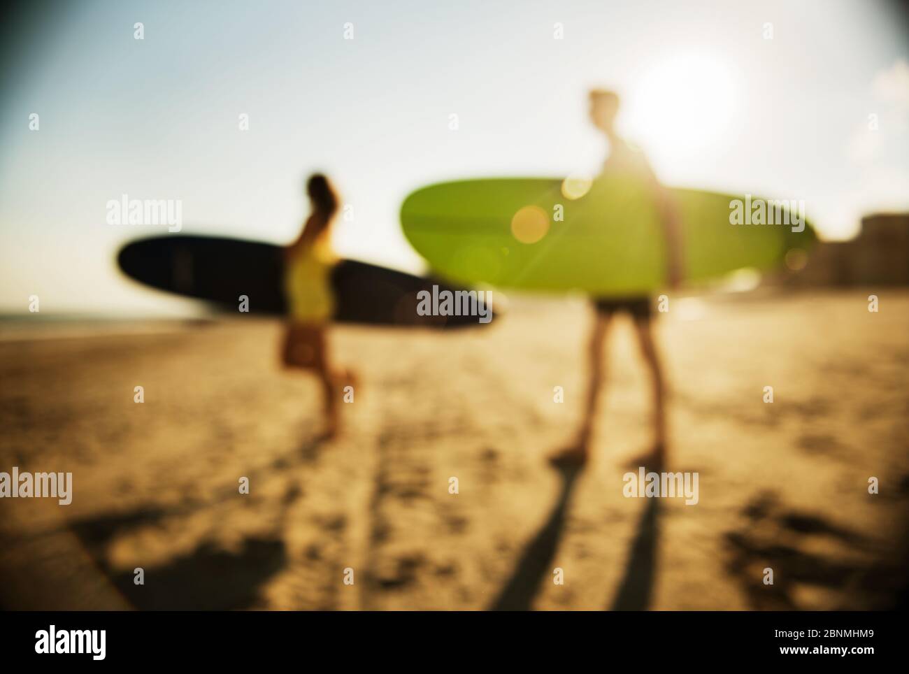 Les surfeurs sur la plage Banque D'Images