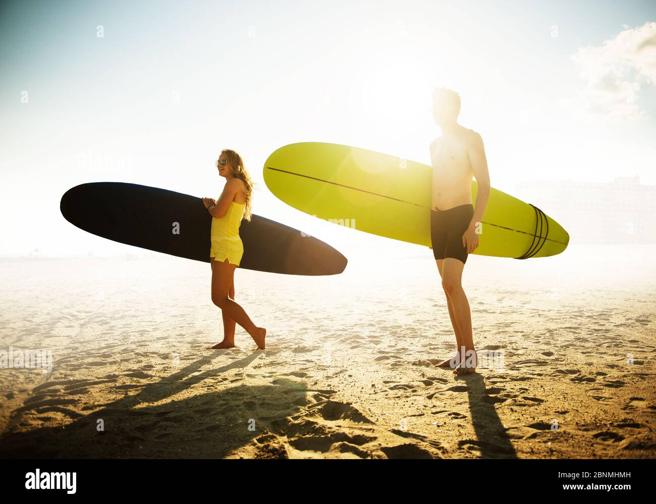 Les surfeurs sur la plage Banque D'Images