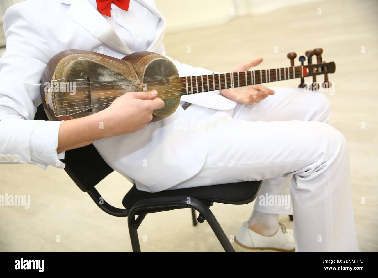 Instrument de chaîne tar . Homme jouant sur un instrument populaire classique de goudron de l'Azerbaïdjan. Un musicien jouant de la musique traditionnelle azerbaïdjanaise instr Banque D'Images