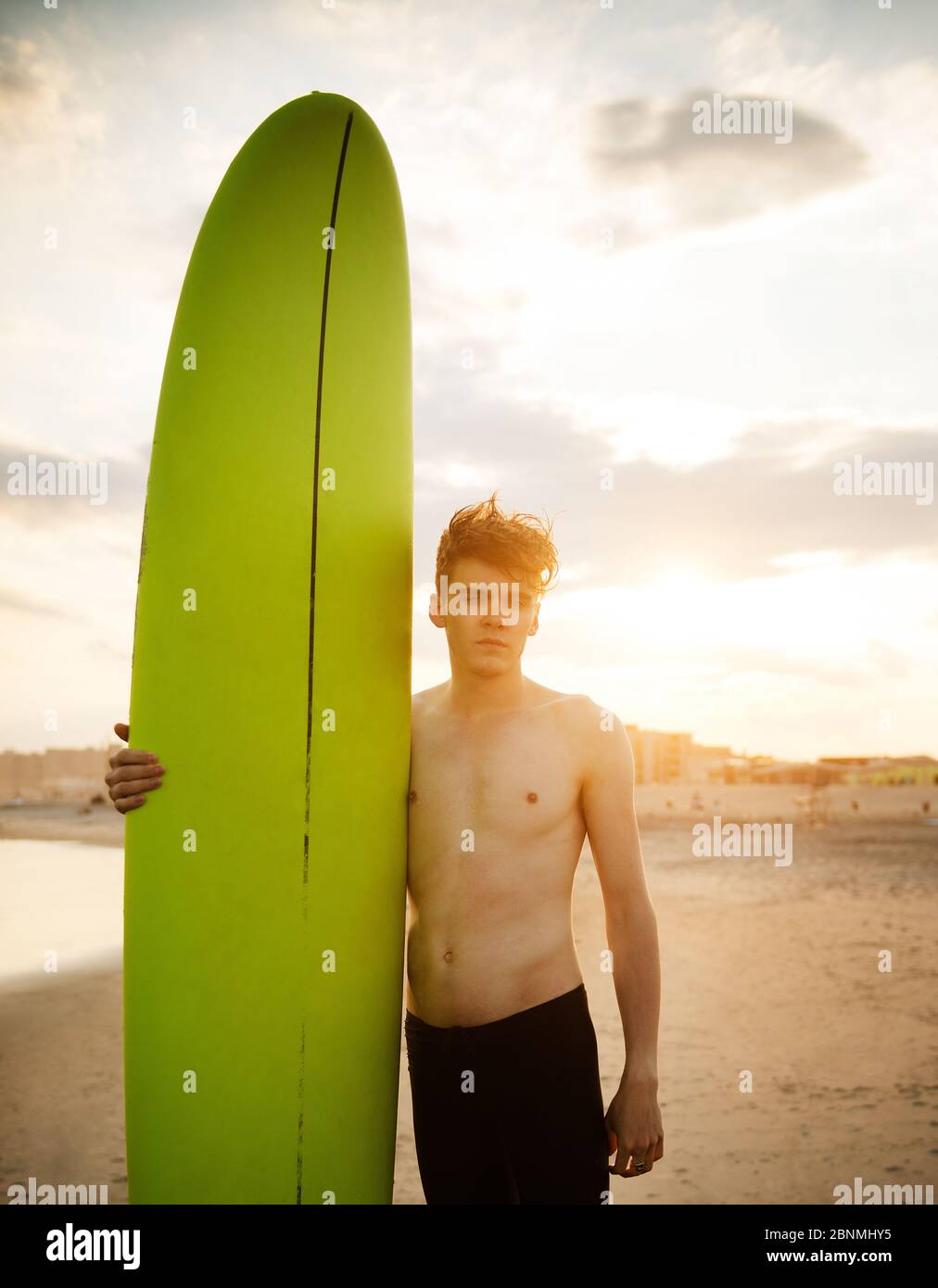 Jeune homme avec un surf Banque D'Images