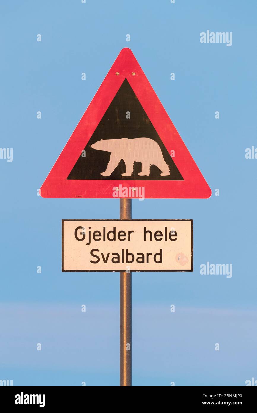 Panneau d'avertissement de l'ours polaire, Spitzbergen, Svalbard, Norvège, avril Banque D'Images