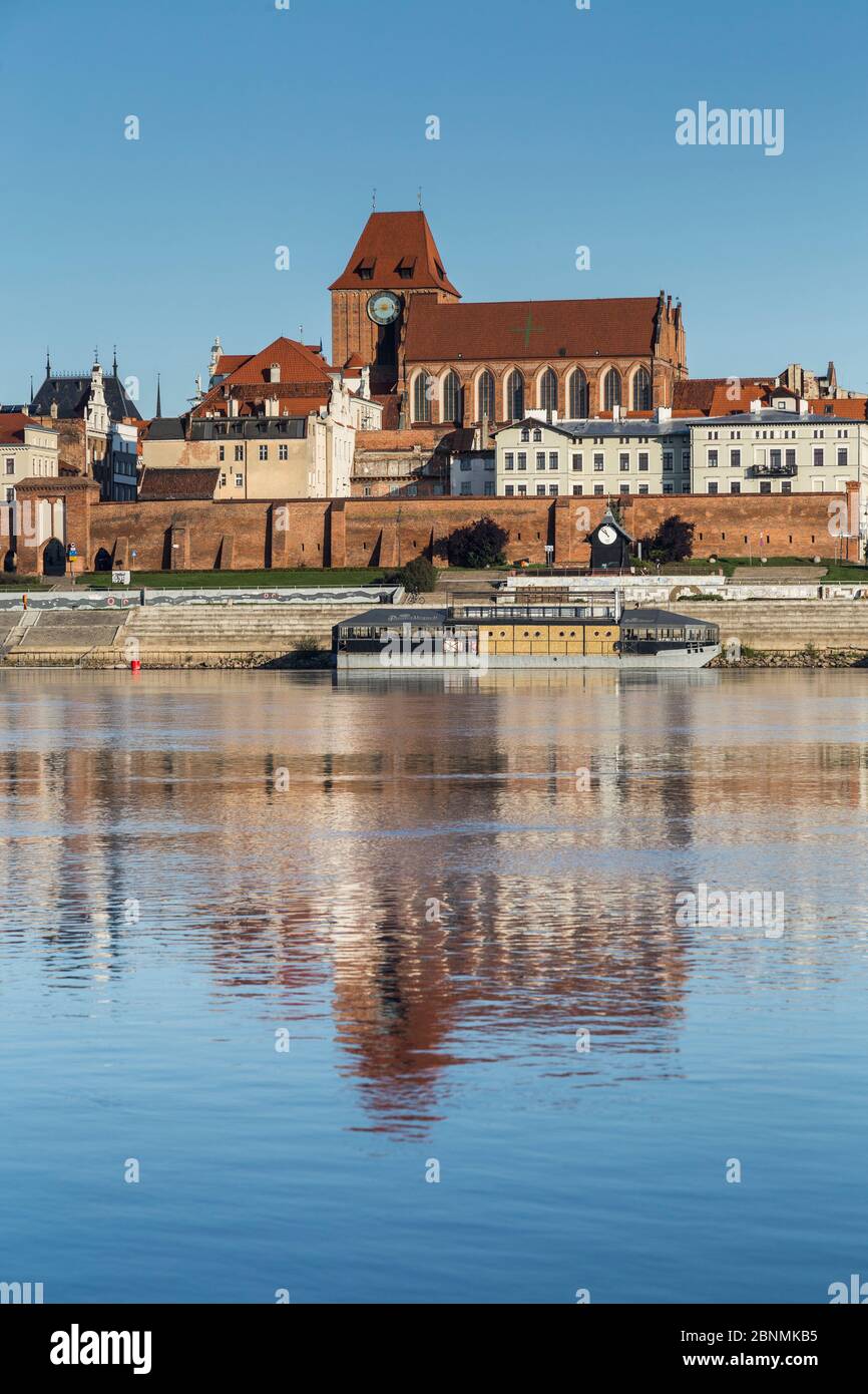 Europe, Pologne, Voïvodeship de Kuyavian-Pomeranian, Torun / Thorn - Vieille ville vue de la Vistule Banque D'Images