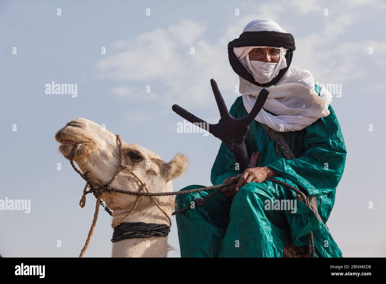 tuareg homme dans des vêtements traditionnels assis sur un chameau Banque D'Images