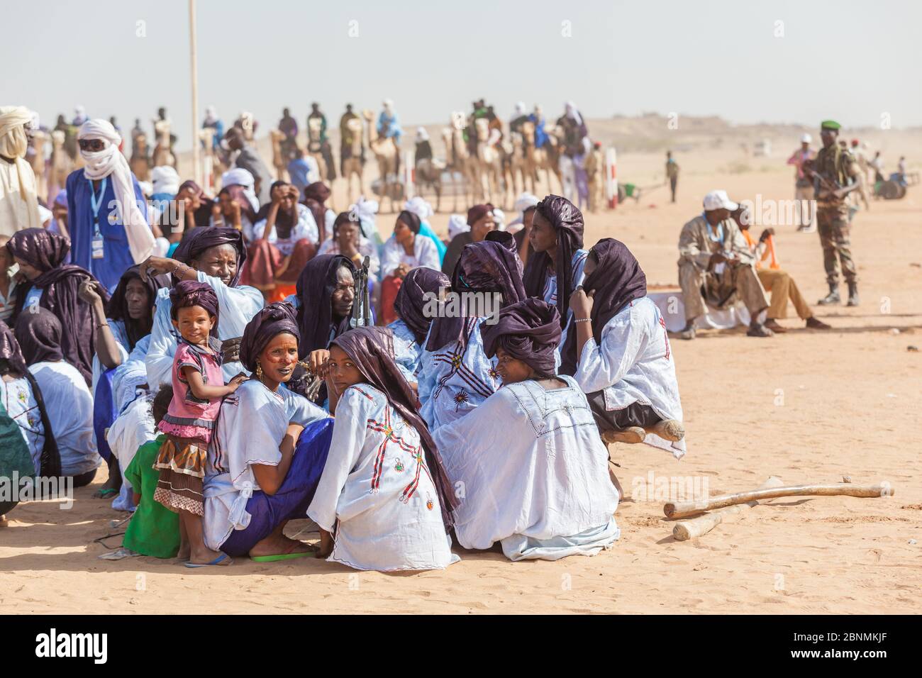 Les femmes touaregs en fête nomade dans le désert du Sahara Banque D'Images
