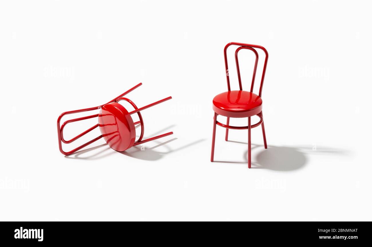 Deux chaises, une tombée sur le sol. Concept de relations Banque D'Images