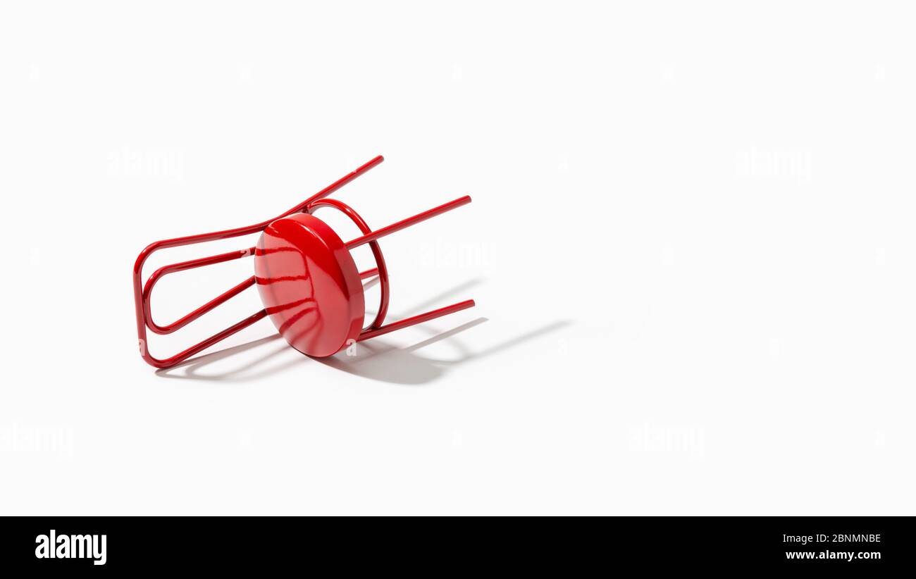 Je l'y est tombé sur la chaise de sol isolée sur fond blanc. Notion de solitude ou de problèmes sociaux. Copier l'espace Banque D'Images