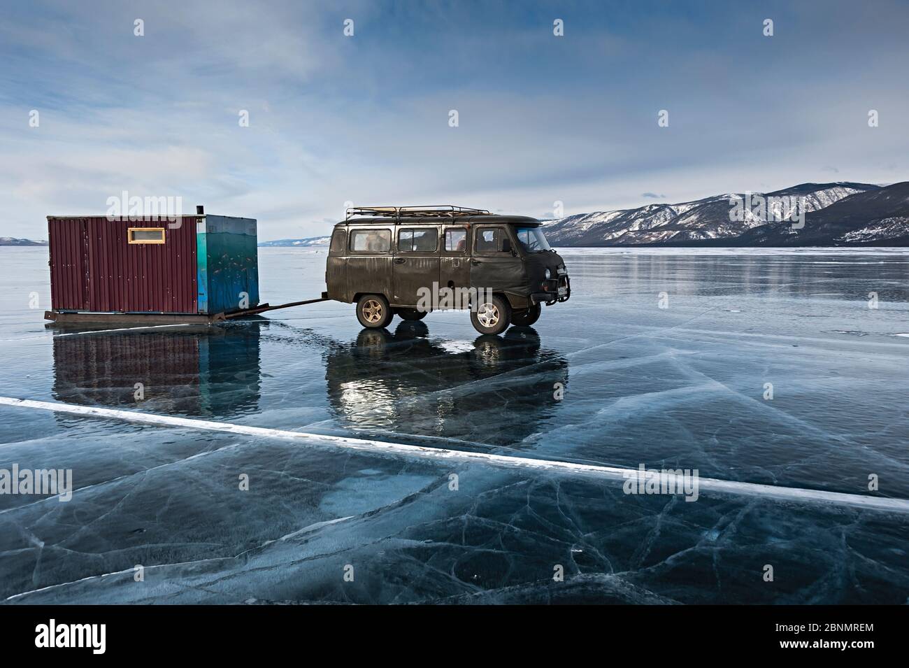 Mini Van de sauna à plonger, Lac Baikal, Sibérie, Russie. Mars 2015. Banque D'Images