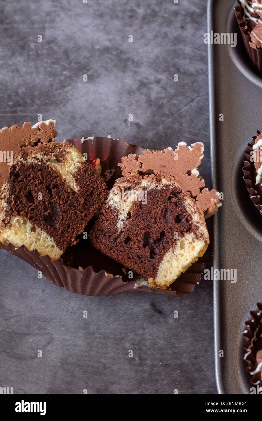 Petits gâteaux au chocolat et en marbre Banque D'Images