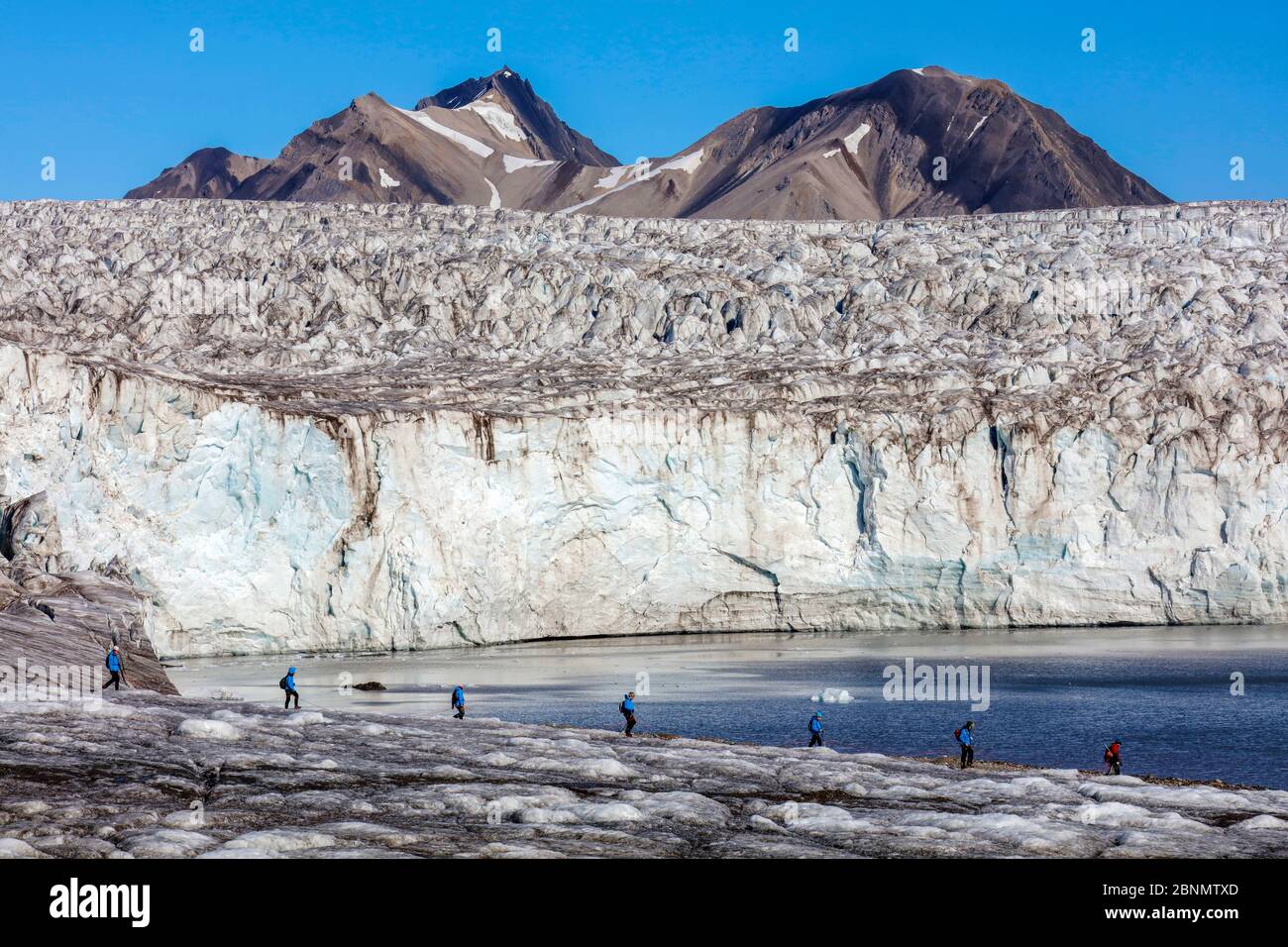 Les gens de la randonnée sur glacier, Esmarkbreen glacier, Isfjorden, Svalbard, Norvège, juillet 2016. Banque D'Images