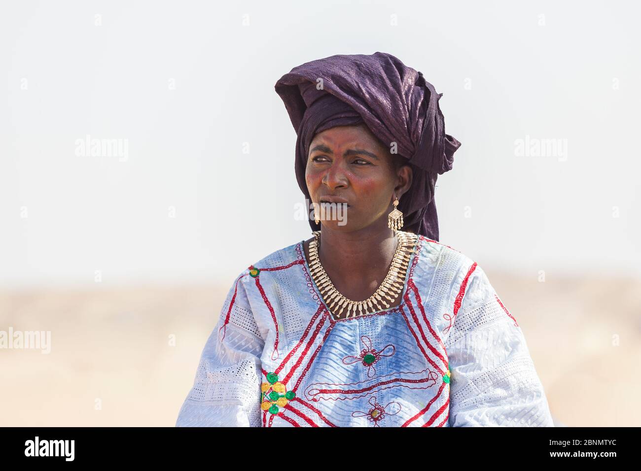 femme nomade dans le désert traditionnel du Sahara turban Banque D'Images