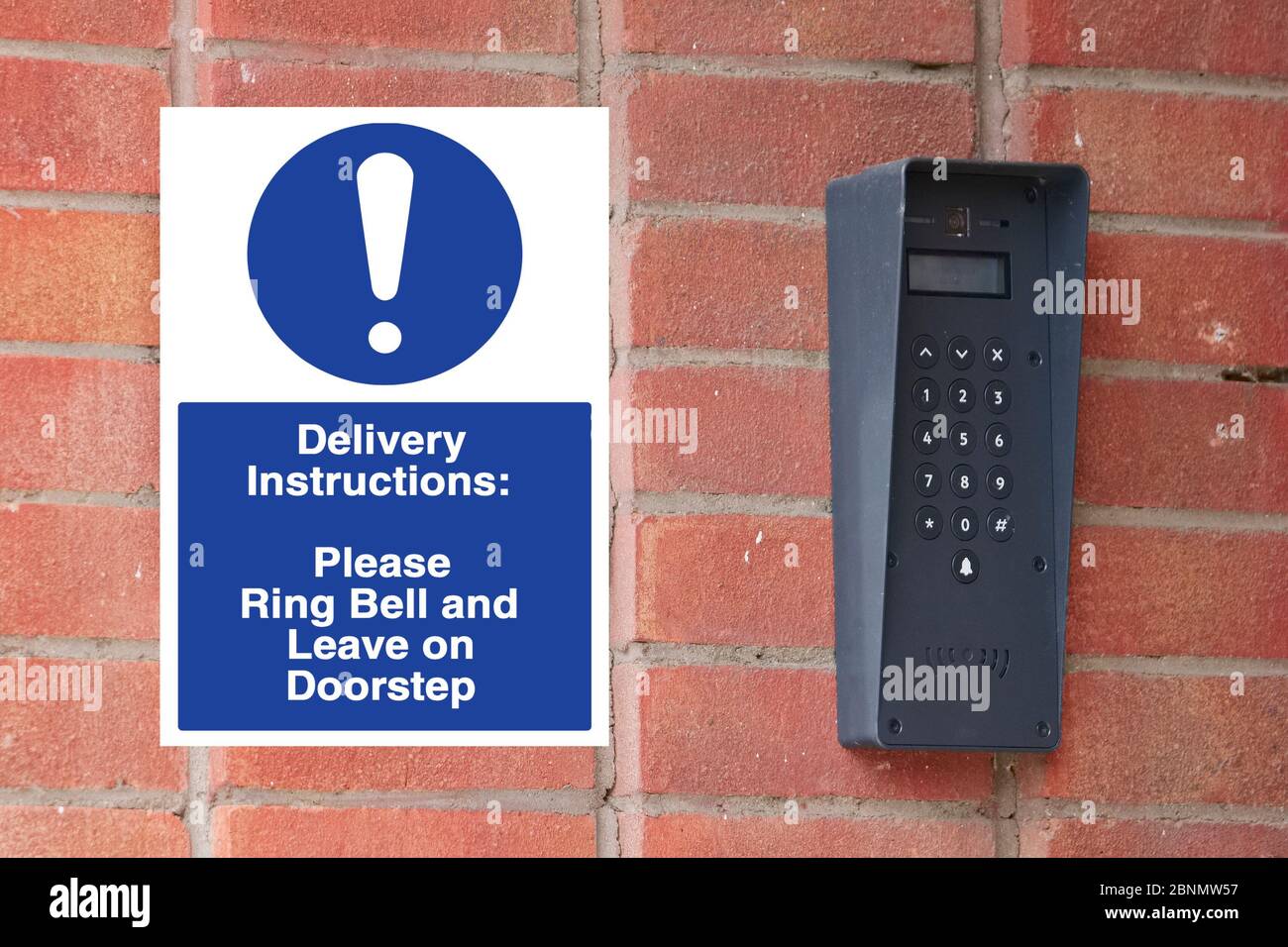 Instructions de livraison pour la sonnerie Covid-19 et laisser sur l'affiche de porte Banque D'Images