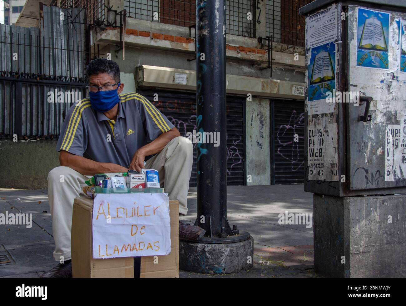 Un vendeur de rue vend des cigarettes et offre sur son affiche Location de téléphone portable pour le revenu dans la crise de quarantaine Banque D'Images