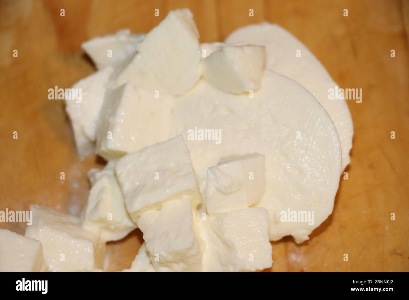 Tranches de fromage de buffle mozzarella sur fond de bois. Banque D'Images