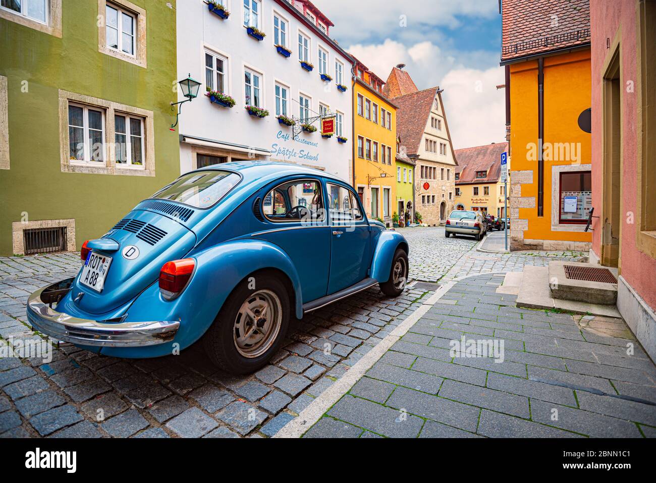 Rothenburg OB Der Tauber, Allemagne - 24 SEPTEMBRE 2014 : vue sur la rue de la ville avec l'ancienne voiture allemande. Bavière, Allemagne, Europe Banque D'Images