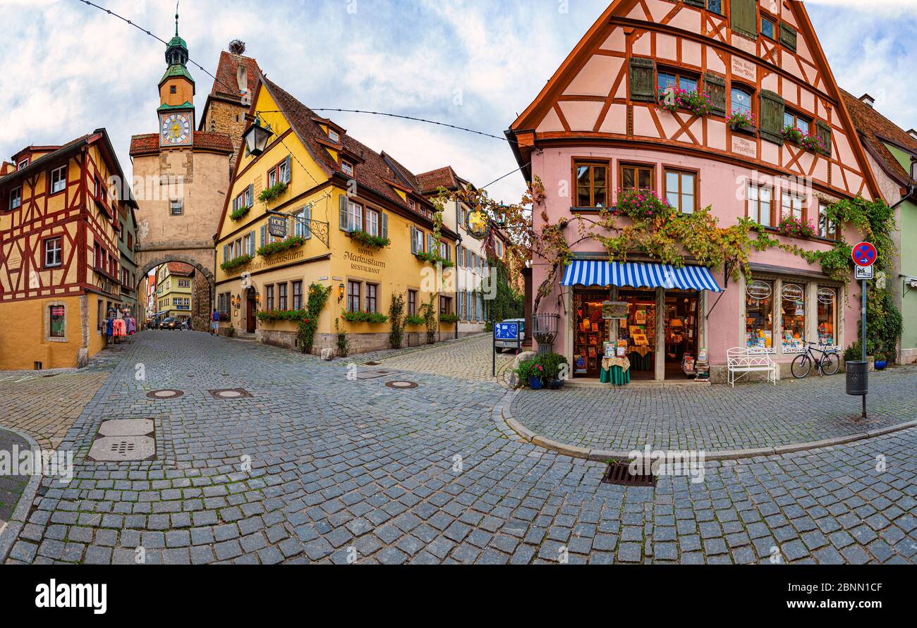 Rothenburg OB Der Tauber, Allemagne - 24 SEPTEMBRE 2014 : vue sur la rue de la ville avec la tour. Bavière, Allemagne, Europe Banque D'Images