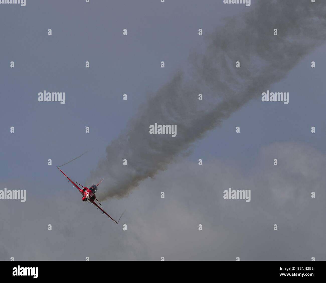 RAF Scampton, Lincolnshire, Royaume-Uni. 15 mai 2020. Les flèches rouges de la RAF en formation à la RAF Scampton pendant la pandémie Covid 19 crédit: Nouvelles Images /Alamy Live News Banque D'Images