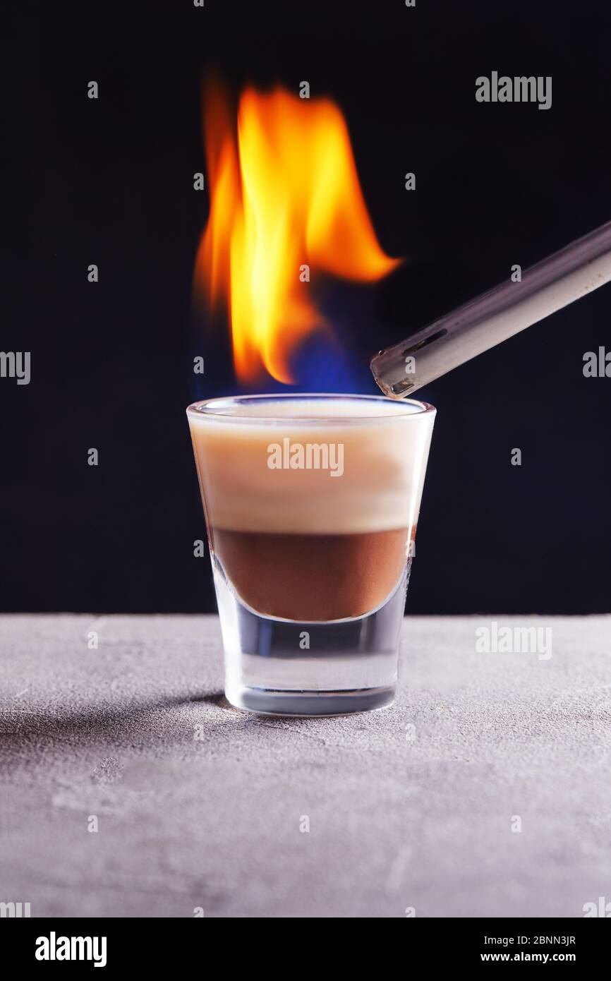 Cocktail chocolat-vanille dans un verre sur fond gris-noir. Banque D'Images