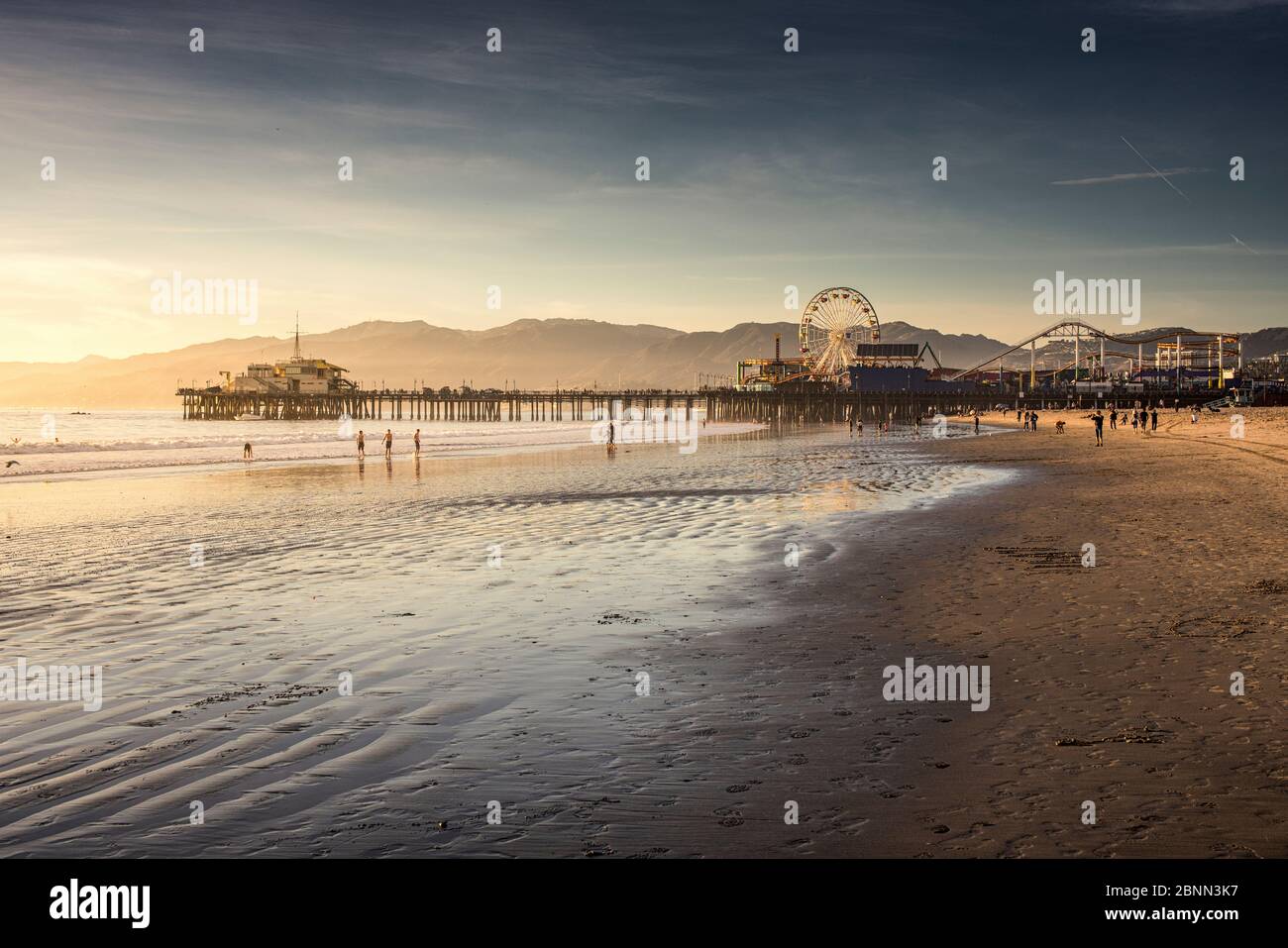 USA, Californie, Los Angeles, Santa Monica Pier, coucher de soleil sur la plage Banque D'Images
