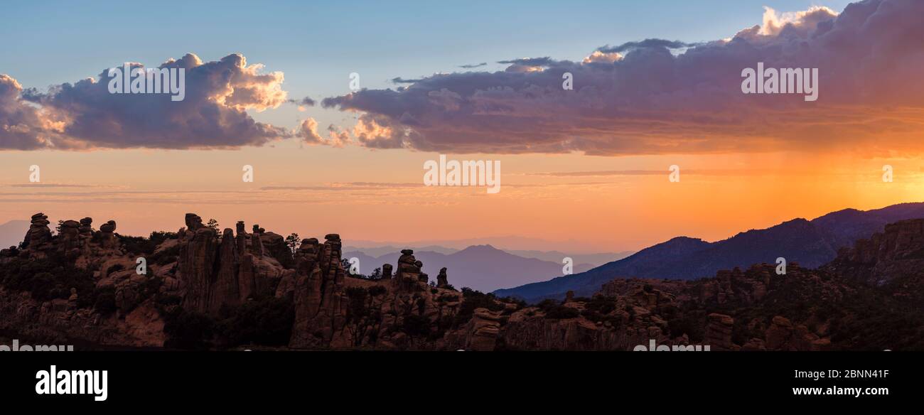 Montagnes de Santa Catalina, forêt nationale de Coronado près de Geology Vista, avec des flèches de granit forment un bord dentelé aux crêtes de sommet de montagne. Arizona. Banque D'Images