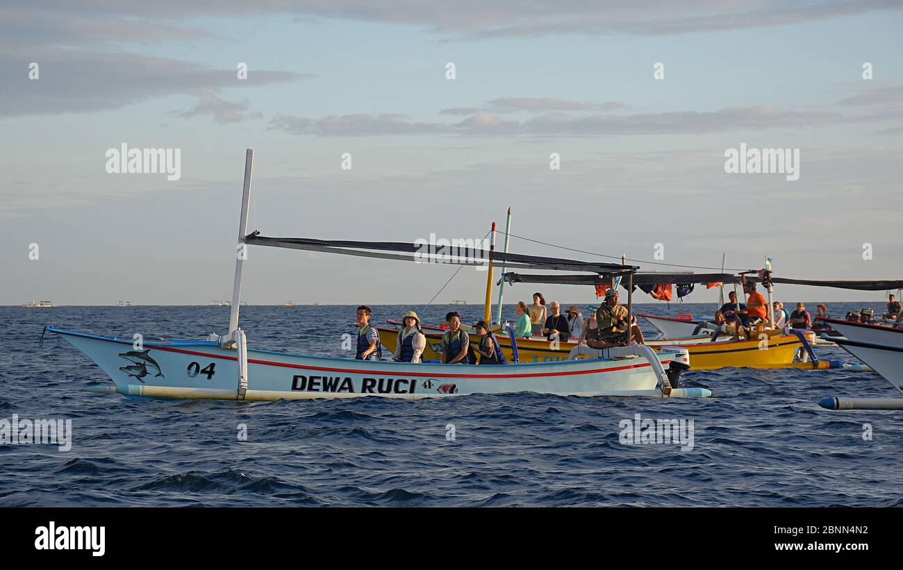 Quelques bateaux traditionnels avec des touristes et des guides sur la mer de Bali. Banque D'Images