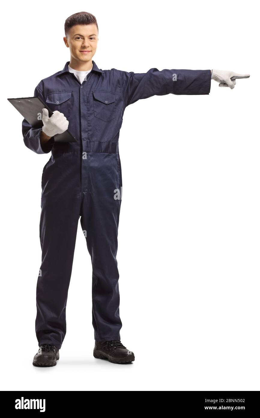 Portrait complet d'un mécanicien dans un uniforme tenant un bloc-notes et pointant vers le côté isolé sur fond blanc Banque D'Images
