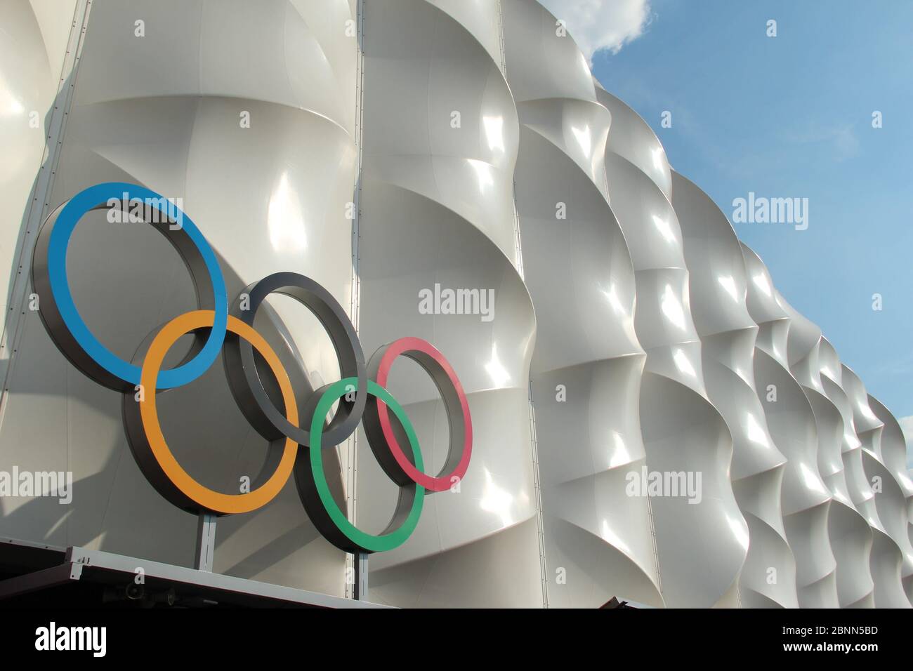 Les anneaux olympiques brillent au soleil sur le côté de l'arène de basket-ball des Jeux Olympiques de Londres 2012 Banque D'Images