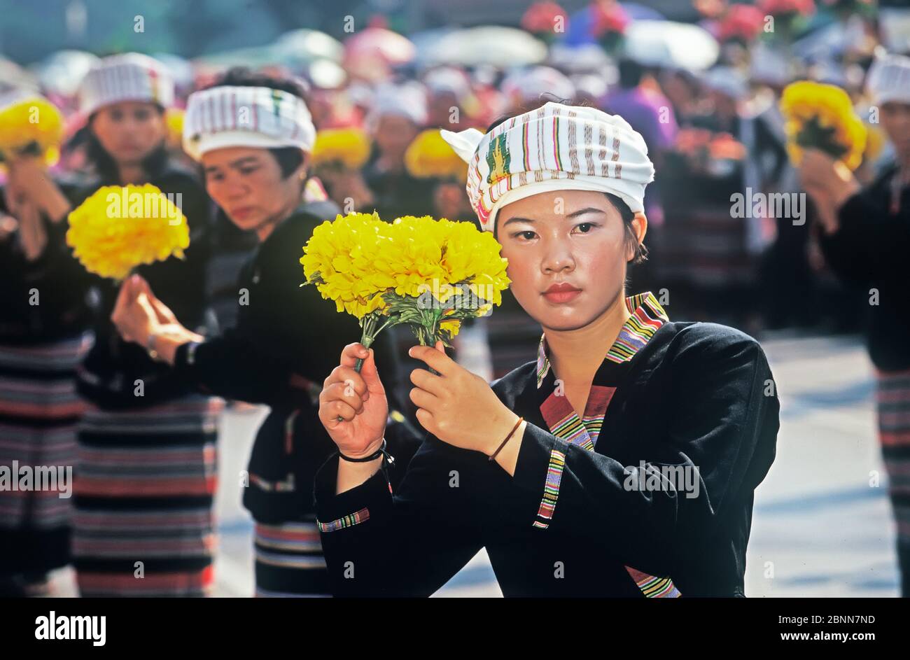 Les filles Thai danse locale au cours de la célébration du Roi Narai règne juste, Lopburi, Thaïlande, Asie Banque D'Images