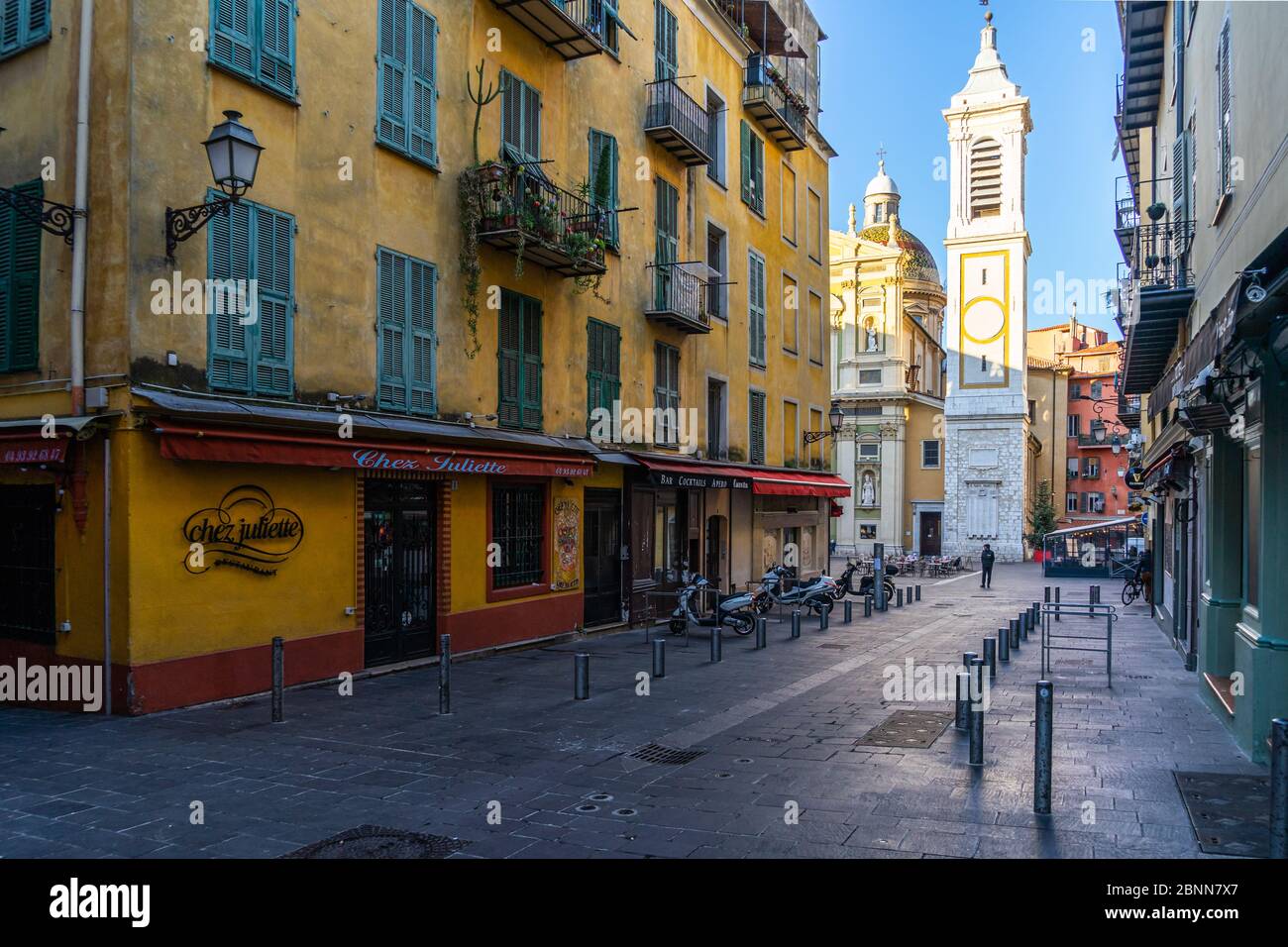 Une rue vide de la vieille ville de Nice (vieux Nice) menant à la place Rossetti et la cathédrale Saint Reparata. Nice, France, janvier 2020 Banque D'Images