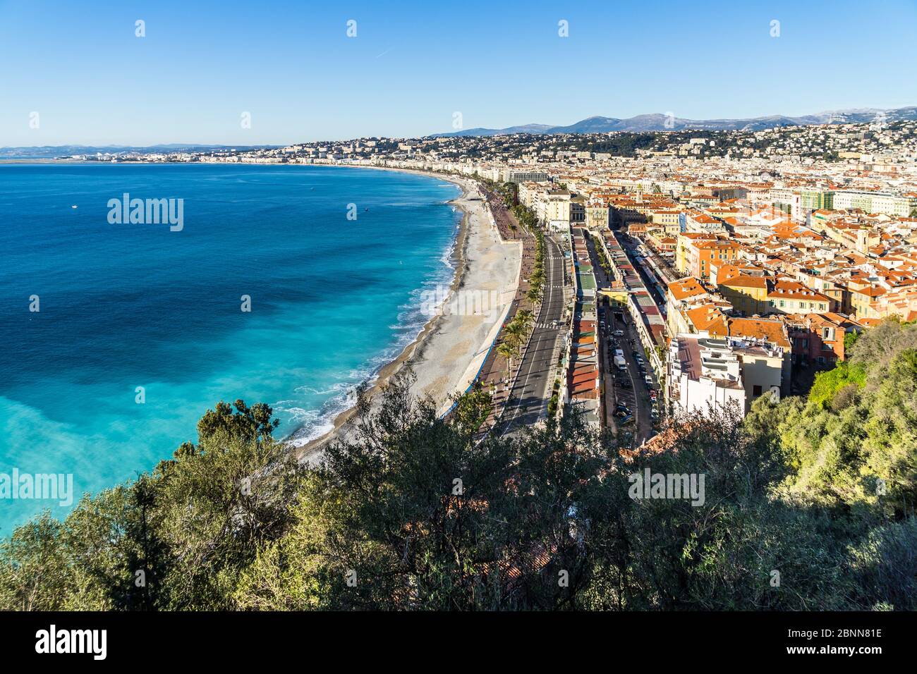 La magnifique Baie des Anges et la Promenade des Anglais à Nice, vue depuis la Colline du Château, France Banque D'Images